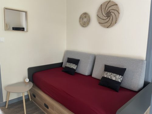 lit supplémentaire dans la chambre double à l'hôtel