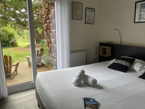 Chambre double Confort avec vue sur le jardin de l'hôtel Tamaris à belle-Ile