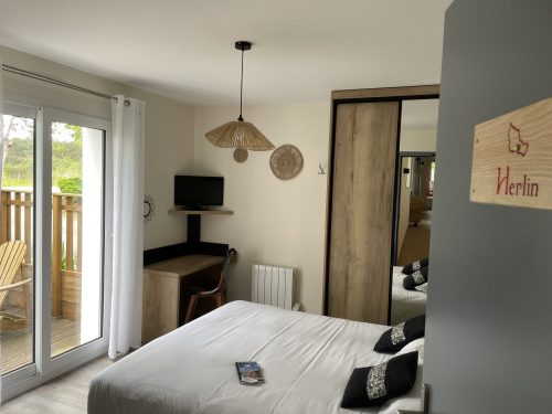Chambre rénovée avec un grand lit avec une vue sur la campagne