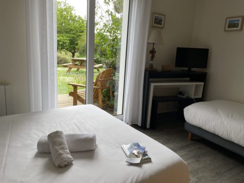 Chambre double avec terrasse et vue sur le jardin à Belle-Ile