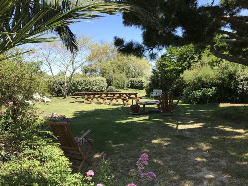 Jardin arboré de l’hôtel Tamaris, espace repos pour randonneurs