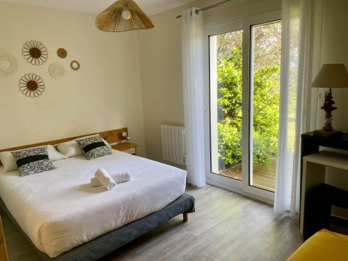 chambre double confortable de l'hôtel avec vue sur le jardin