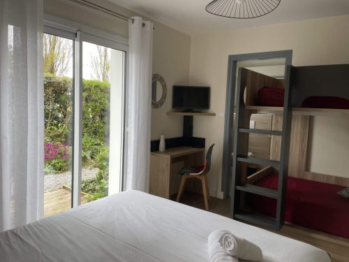 lit double et deux lits superposés à l'hôtel à Sauzon