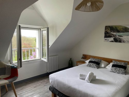 chambre double avec vue sur le jardin aux tamaris à sauzon