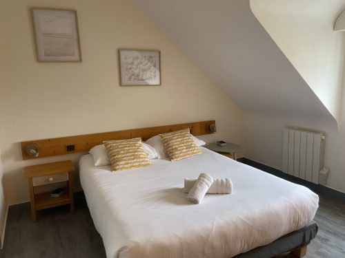 Chambre double calme avec vue sur le jardin hotel à sauzon