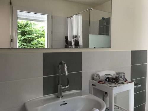 Salle de bains spacieuse de l'hôtel Tamaris à Sauzon