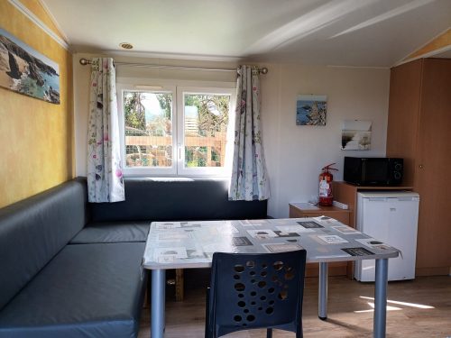 Cuisine aménagée avec salon dans le bungalow à sauzon