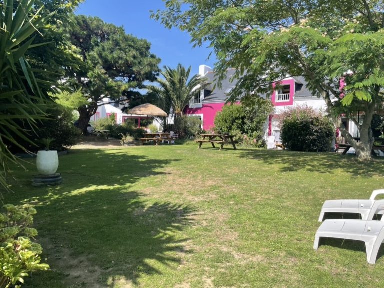 jardin calme de l'hôtel à Sauzon, idéal pour se détendre dans un transat après une randonnée